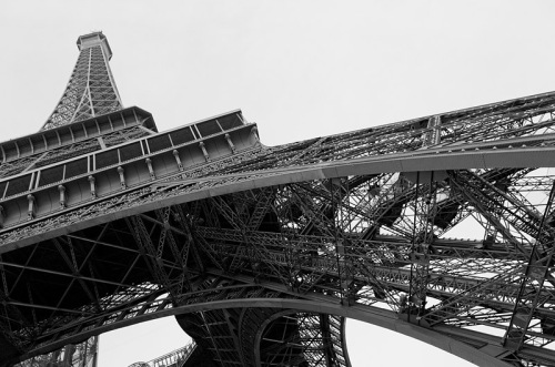 Eiffel-Tower-Paris - France-tips-travel-on-a-budget